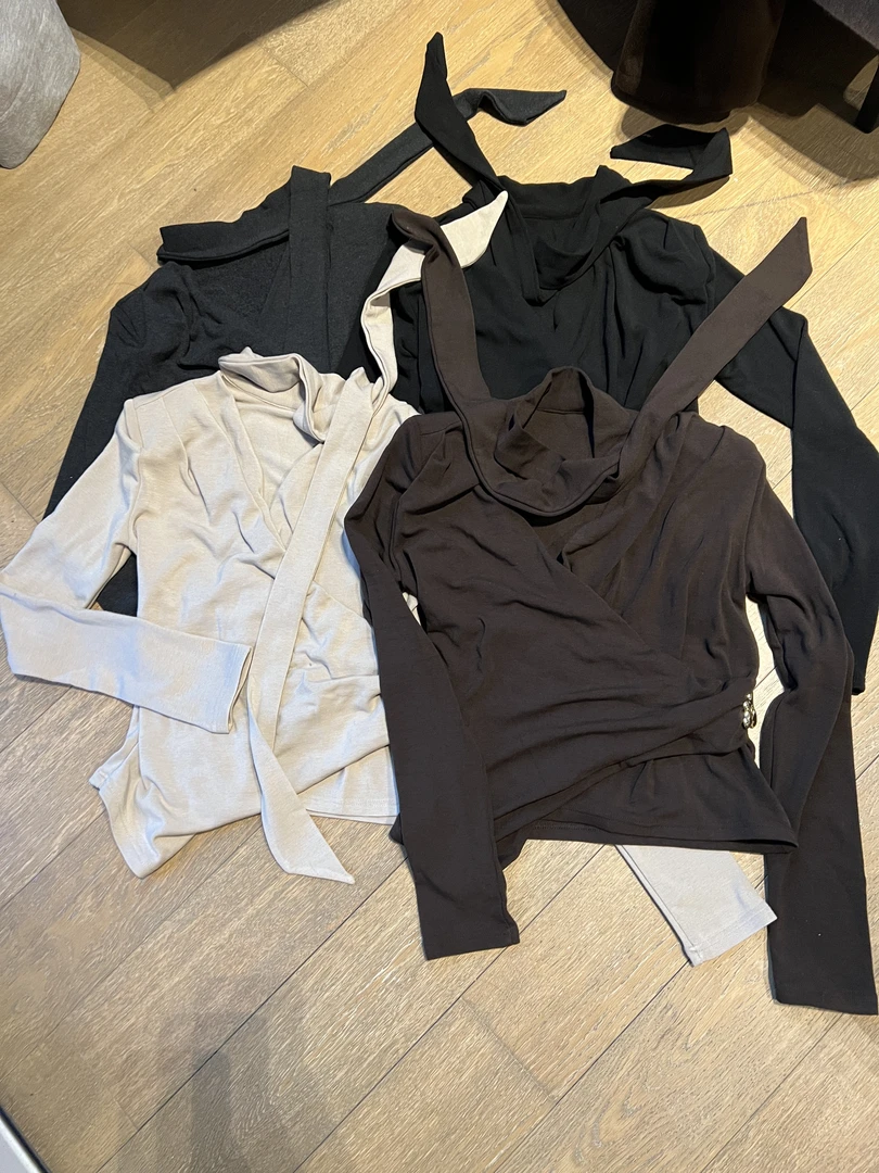 2025秋冬时尚设计飘带V领女人味十足上衣