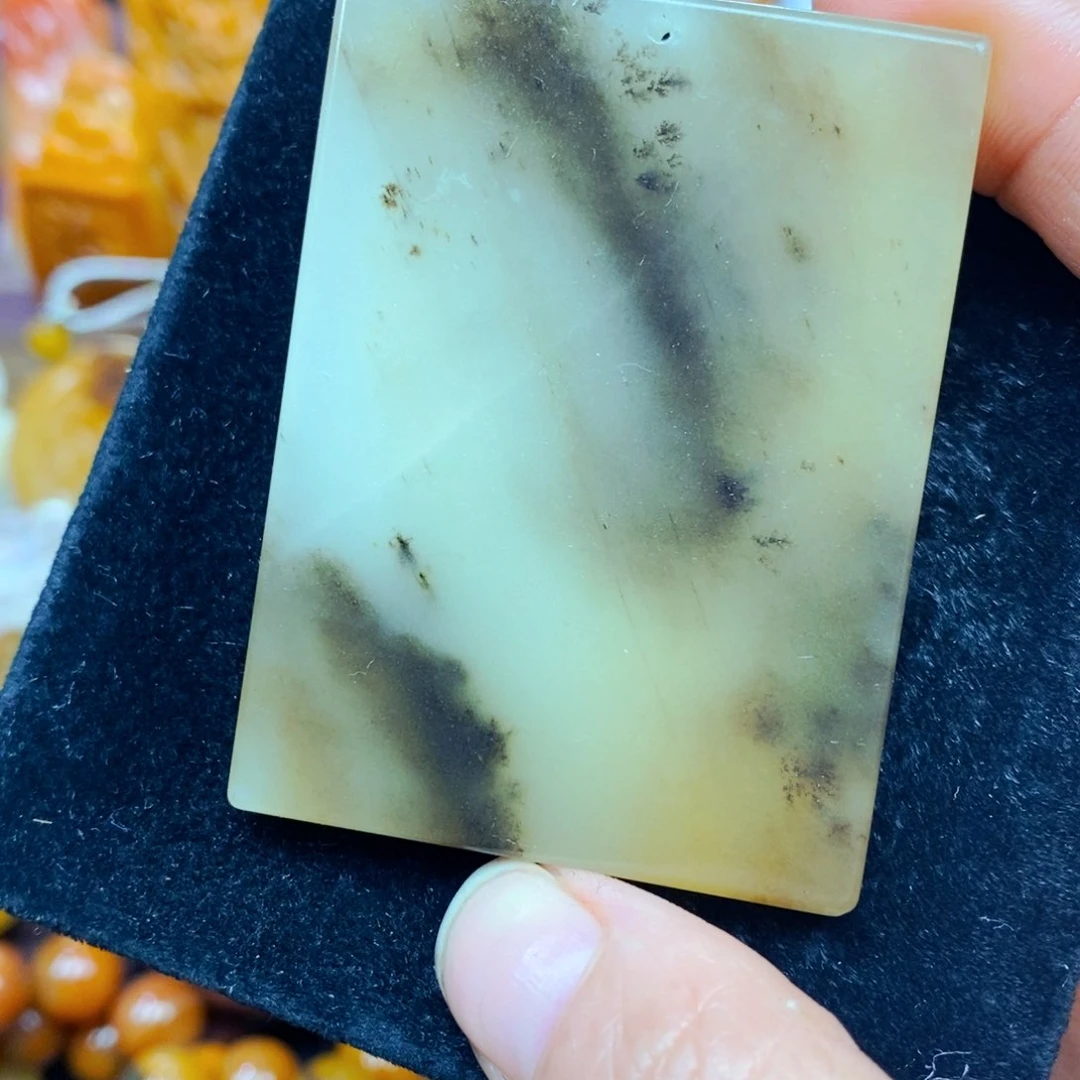 未镶嵌石英质玉（黄龙玉）颈饰