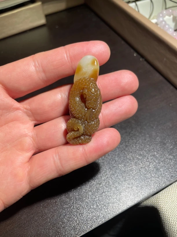 天然和田玉新疆且末糖白生肖蛇挂坠 手工精雕 玉质油润腰缠万贯