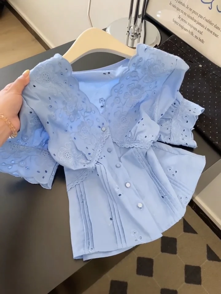 2025新款法式蓝色镂空刺绣v领正肩短袖衬衫女气质修身显瘦短上衣