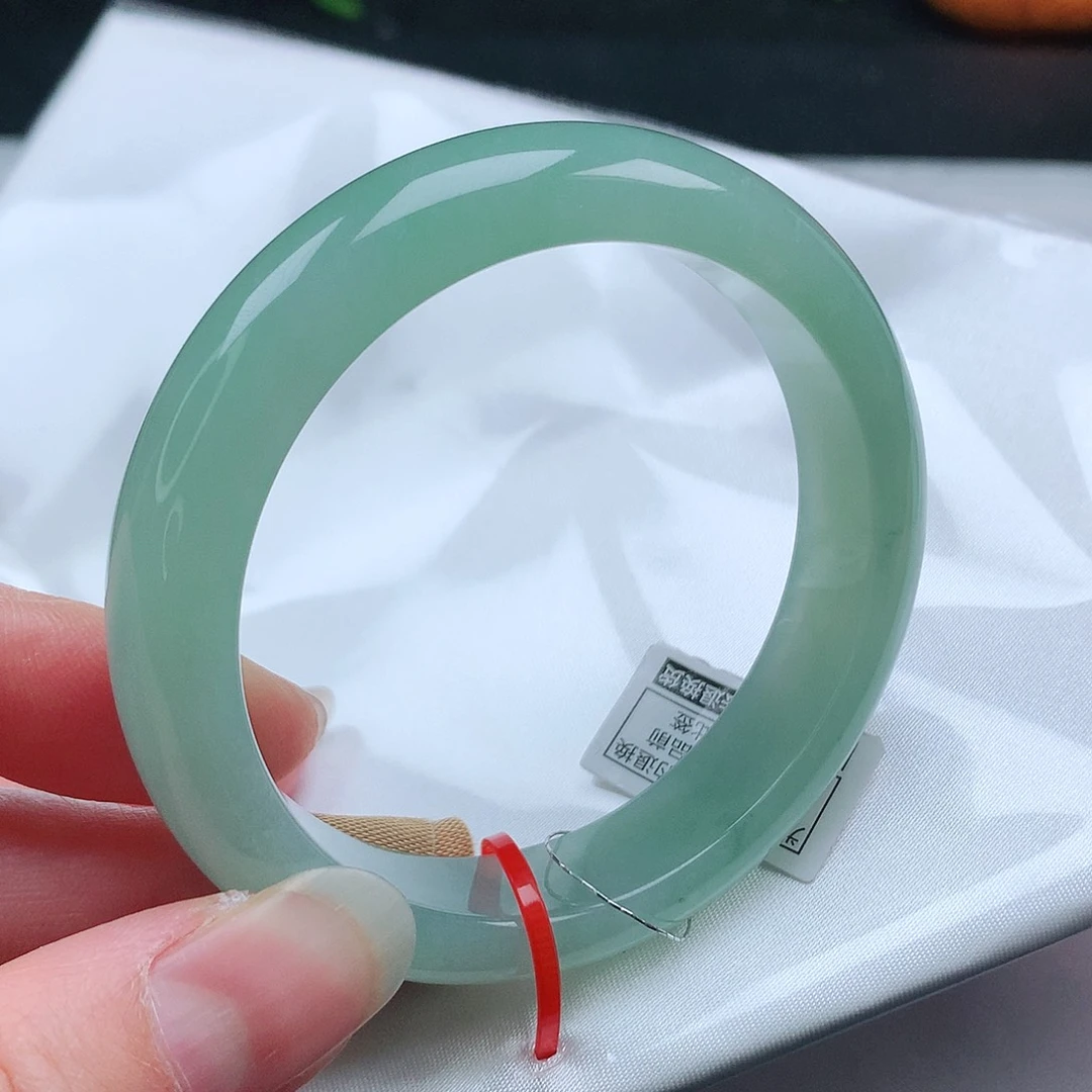 翡翠手镯未镶嵌54圈