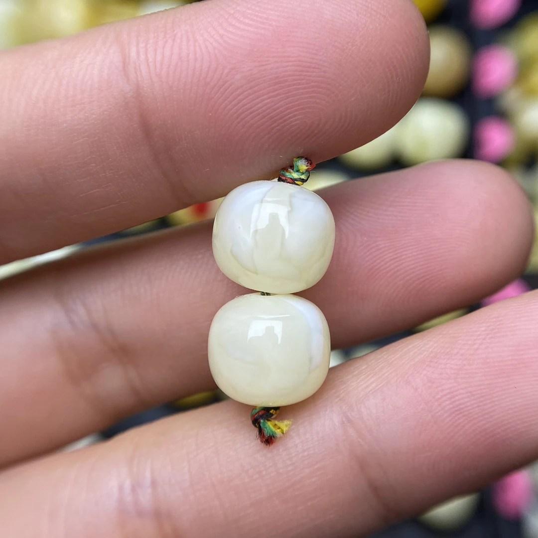蜜蜡白蜜老型对珠10.5×9.4mm，有荧光反应，天然无优化