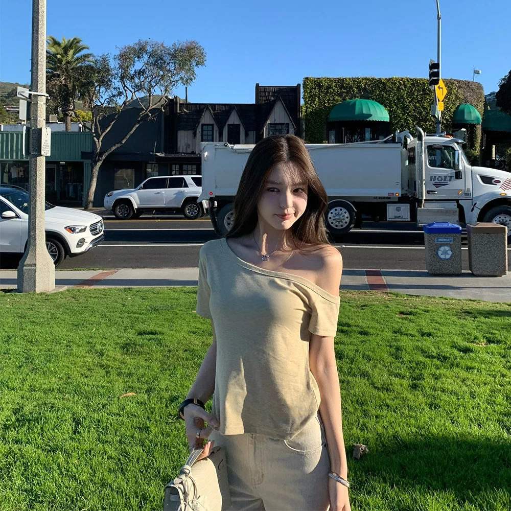 4/4「氧气斜肩T」宽松露肩小短T太太太好穿啦 轻松穿出慵懒美女感