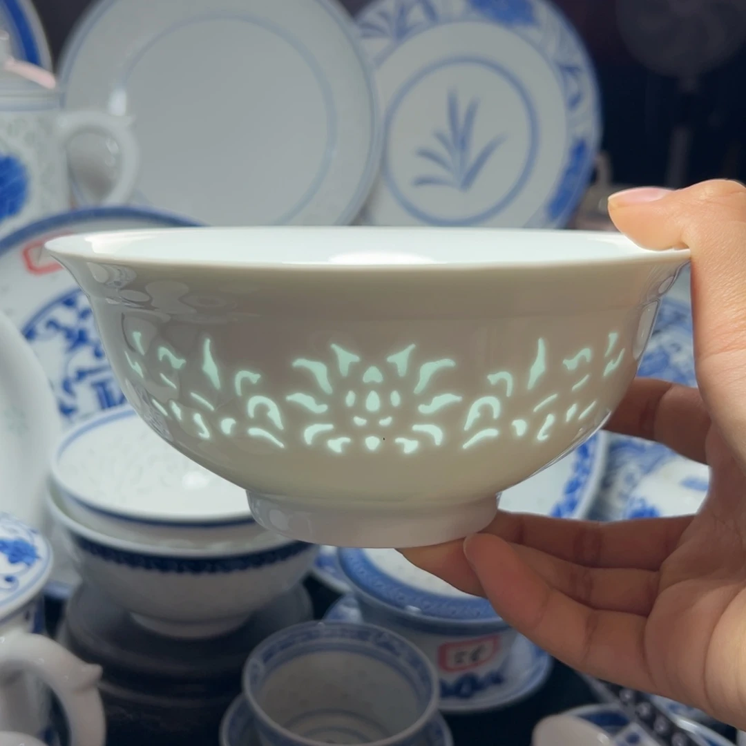 碗隐青雕塑缠枝莲六寸面碗