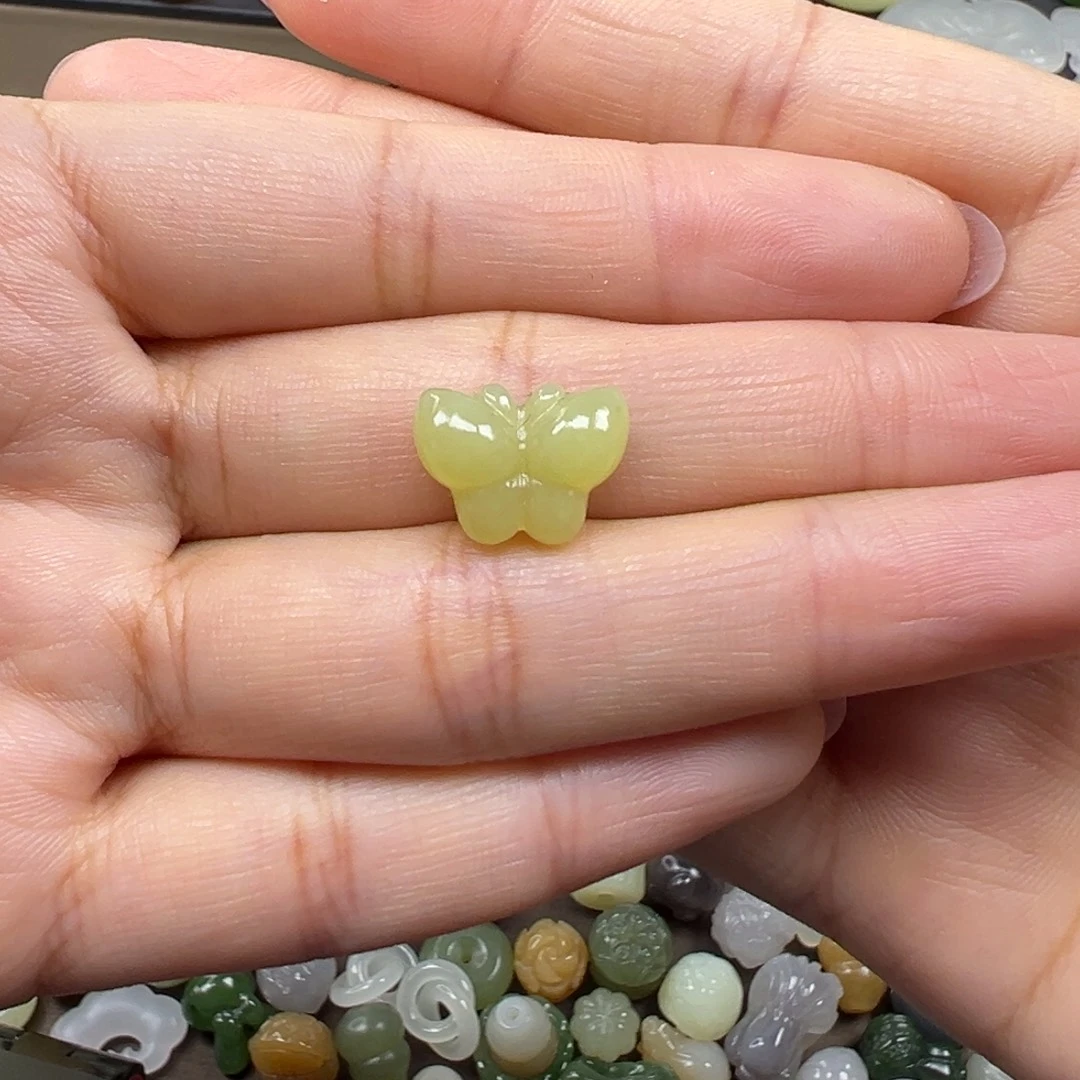 努***爱和田玉未镶嵌颈饰