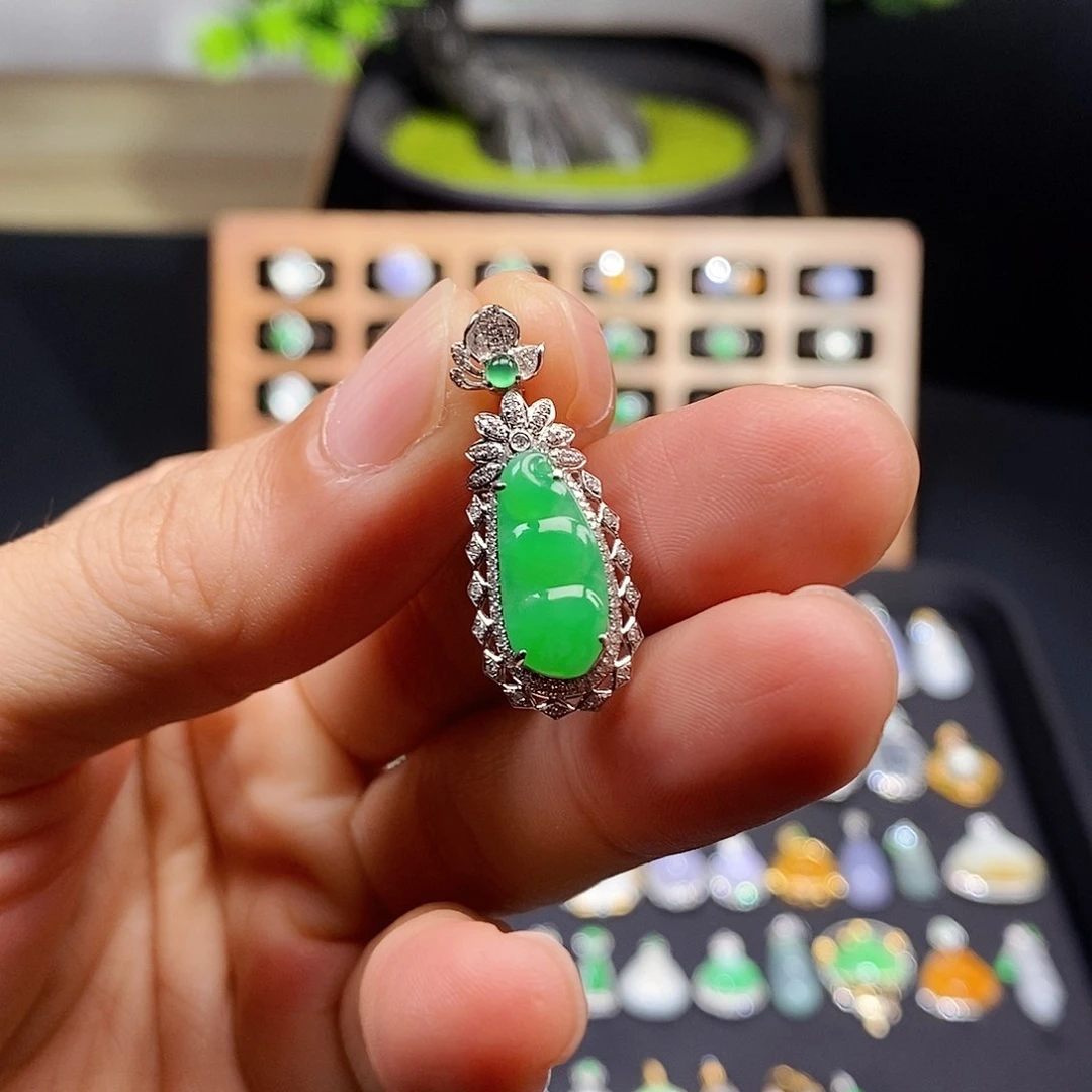 颈饰18K金镶嵌翡翠福豆