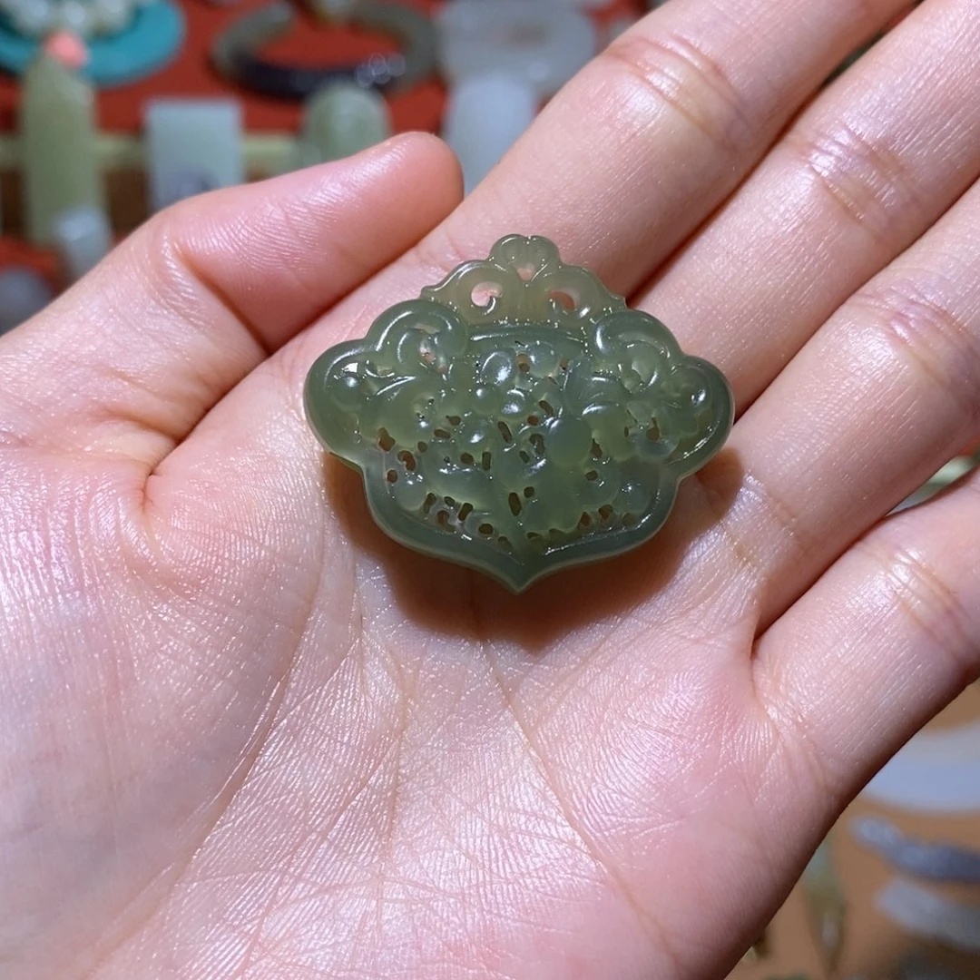 啷***浪和田玉未镶嵌颈饰