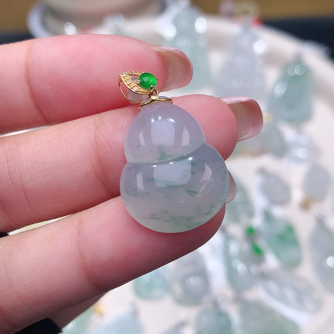 颈饰18K金镶嵌翡翠葫芦