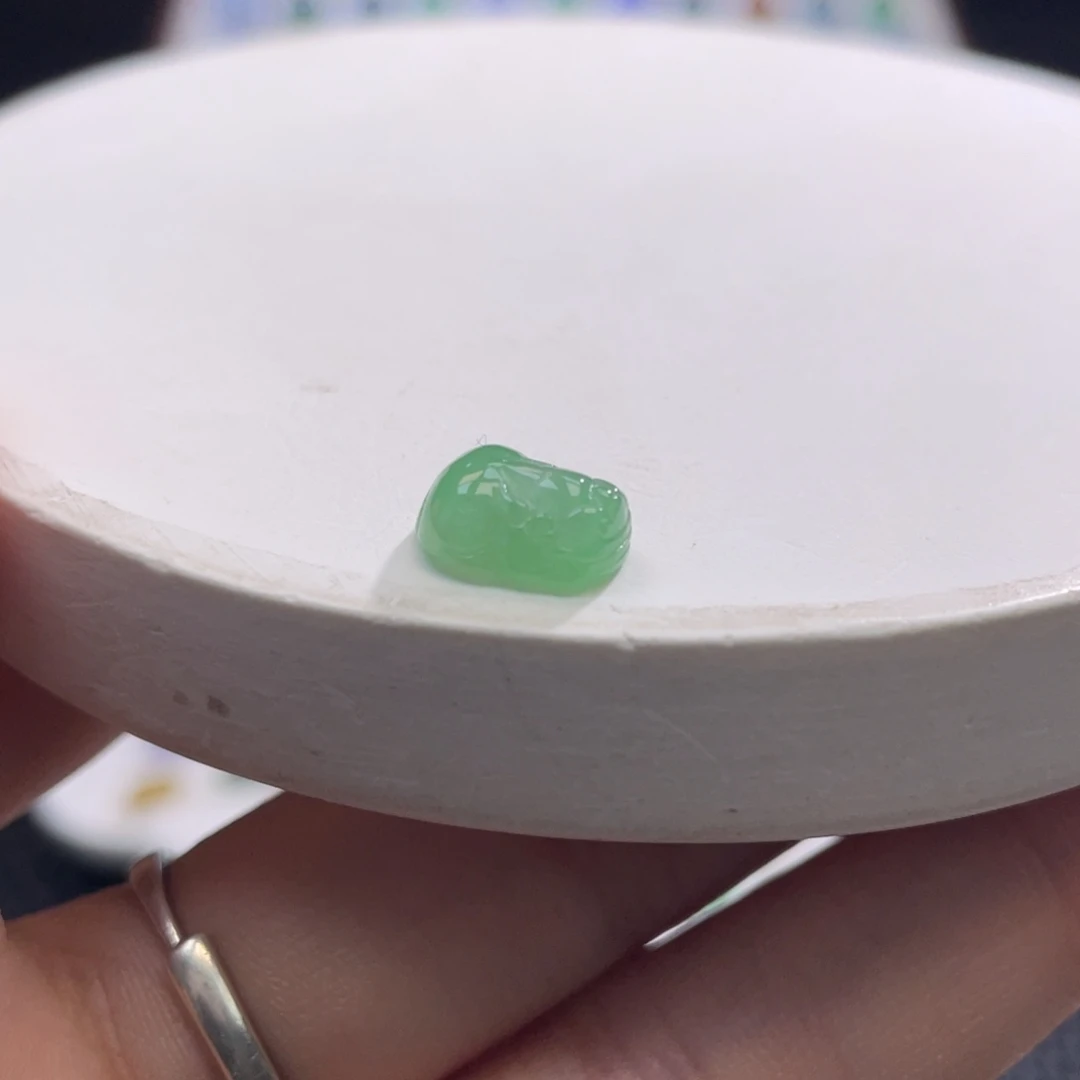 裸石翡翠特色甜绿貔貅卡10.3-7.6-4.5mm不鉴赏