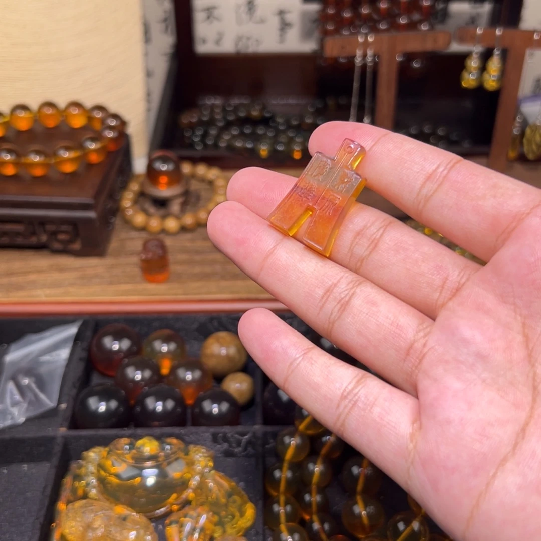 琥珀未镶嵌颈饰布币