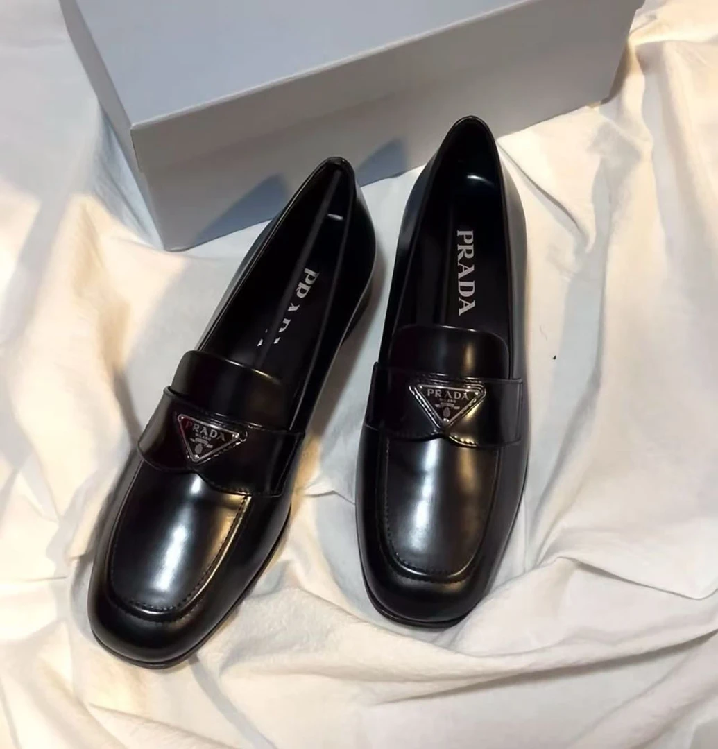未使用 Prada/普拉达 /六六/黑色金属三角标皮鞋