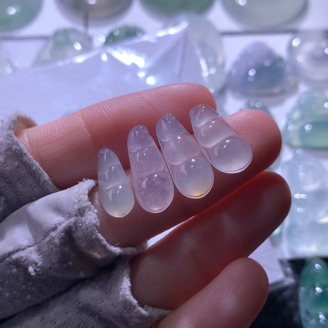 翡翠未镶嵌颈饰一手