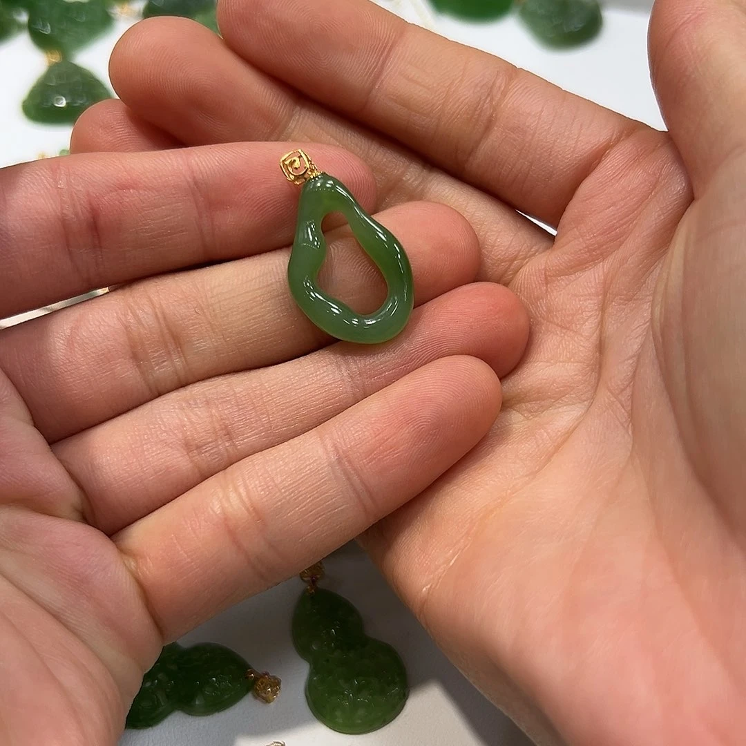 和田玉18K金镶嵌颈饰颜色多样性发货拍一发一趟***?