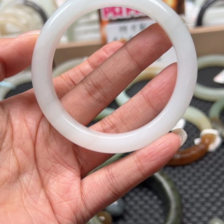 筱***筱和田玉手镯未镶嵌