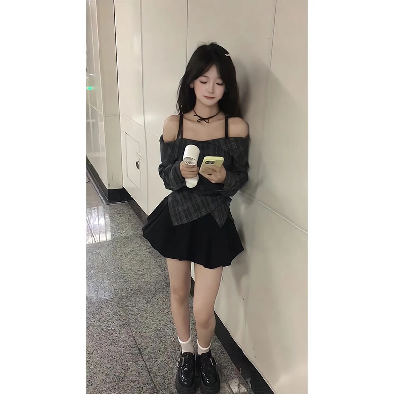 韩系一字肩又a又飒长袖露肩格子女秋气质收腰上衣显瘦减龄半身裙