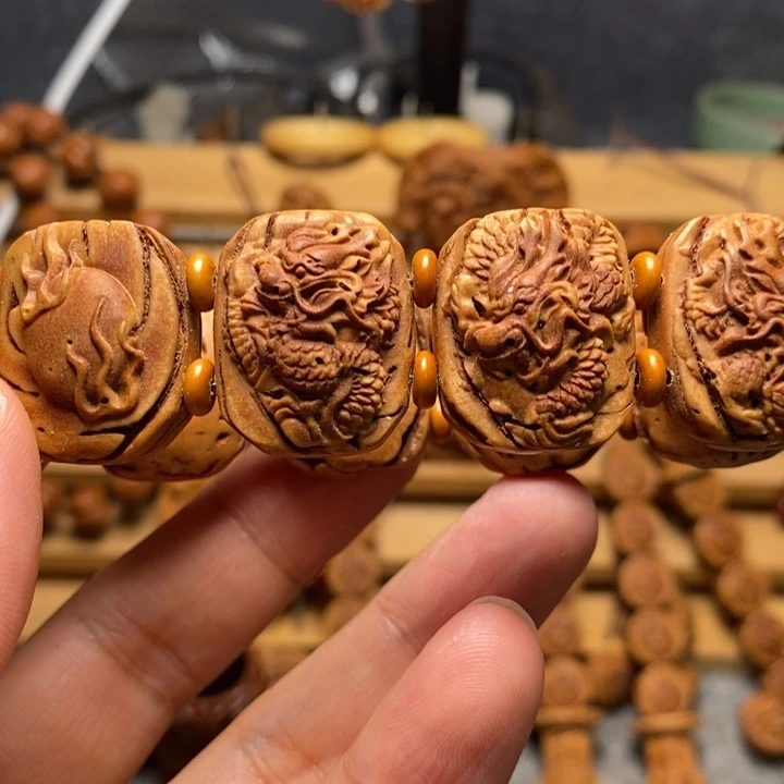 桃核雕刻九龙手牌