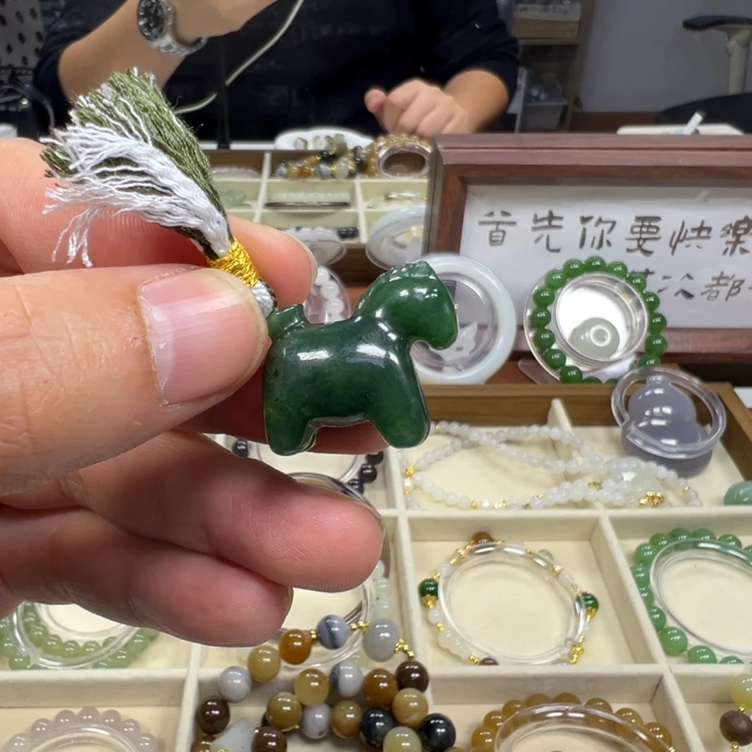 和田玉未镶嵌颈饰小马吊坠
