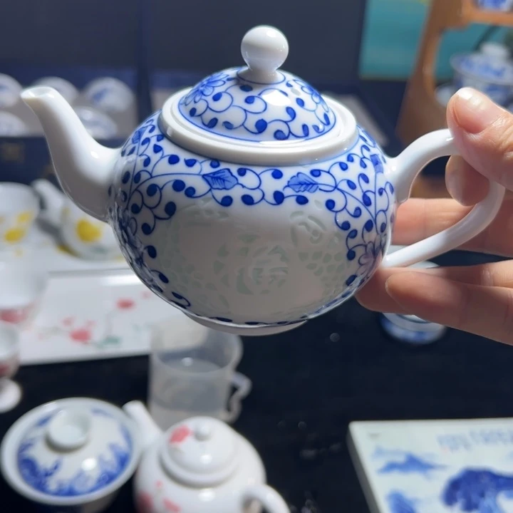 手绘雕刻福鱼茶的壶
