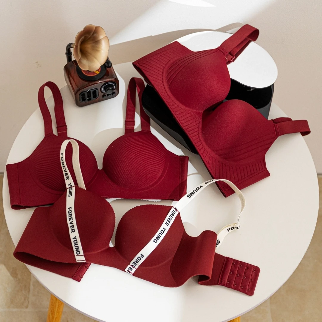 小胸聚拢显大本命年内衣女无钢圈防下垂字母肩带红色结婚新娘文胸