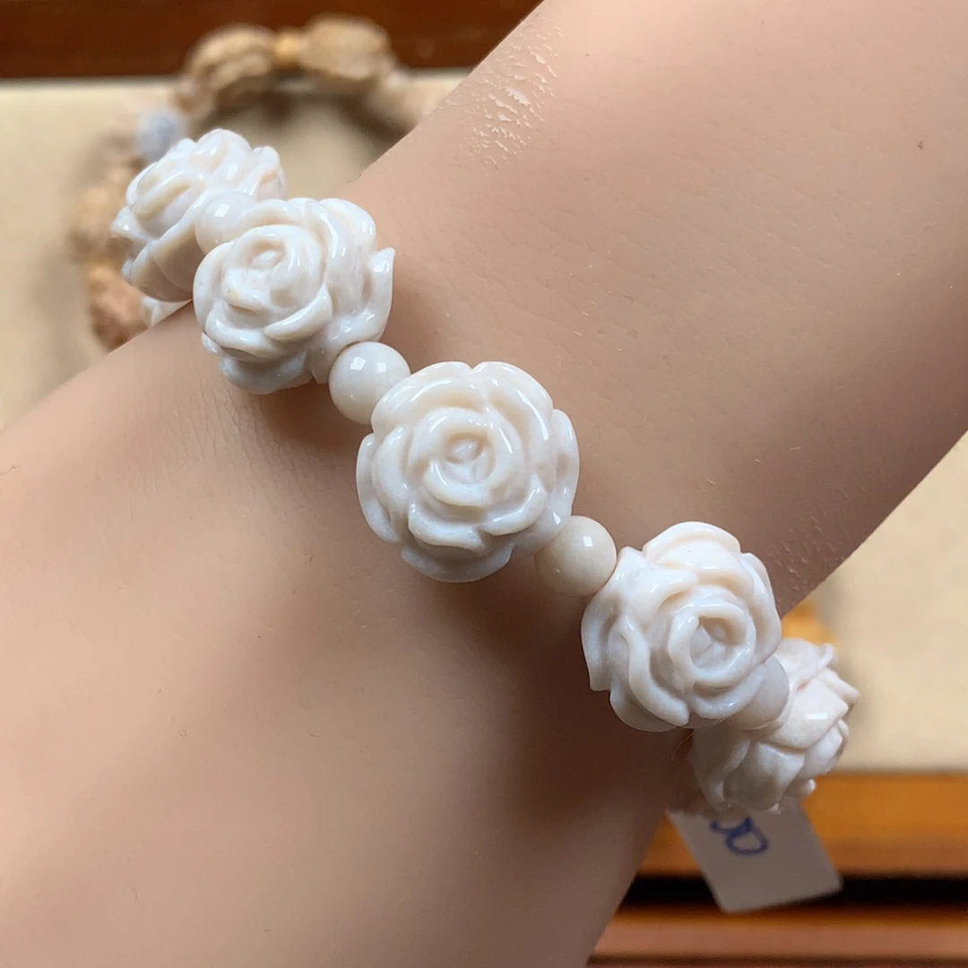 未镶嵌白玫瑰花手串漏300/个。21硅化珊瑚（珊瑚玉）