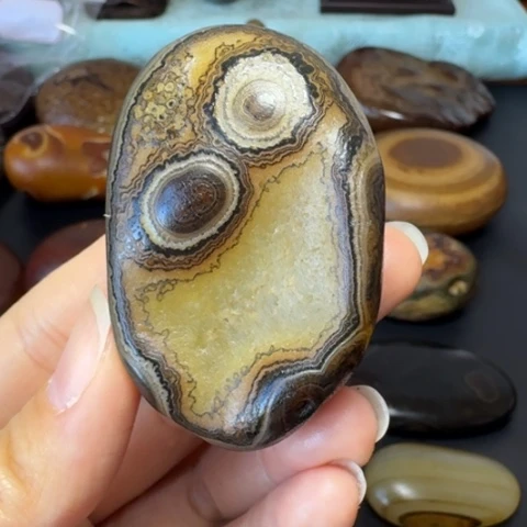 于***人石材原石桌面摆件