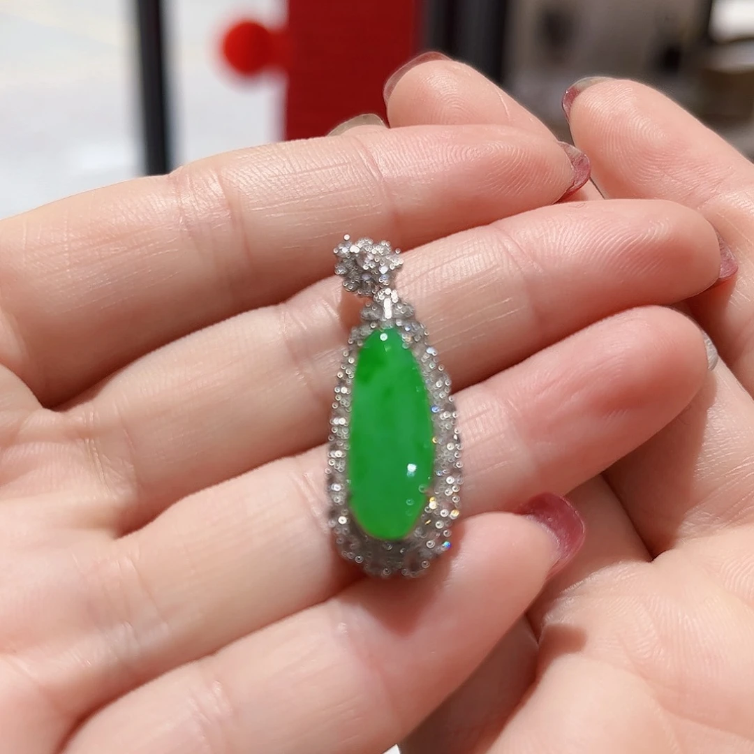 翡翠颈饰18K金镶嵌翡翠吊坠
