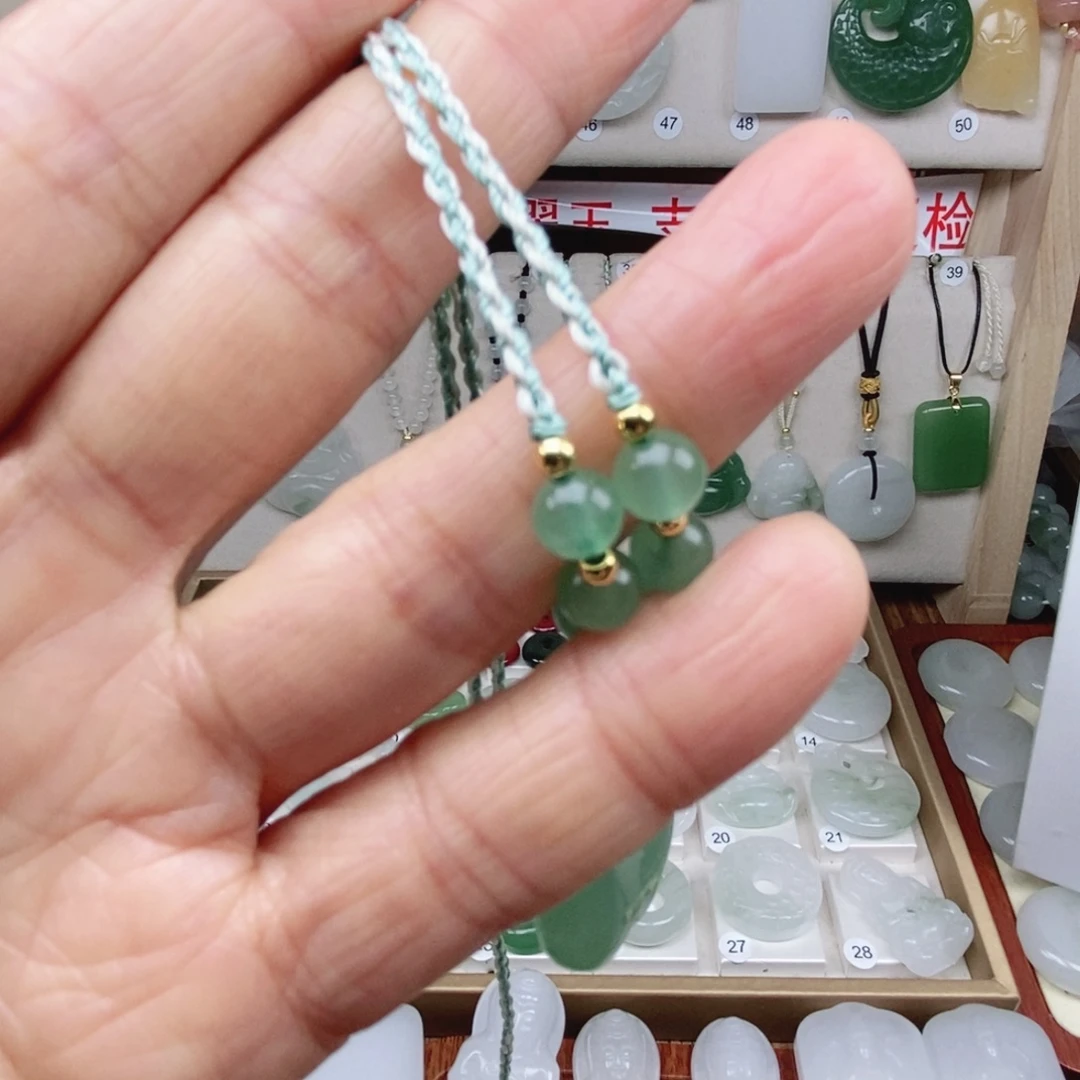 石英质玉（非洲翠）未镶嵌颈饰