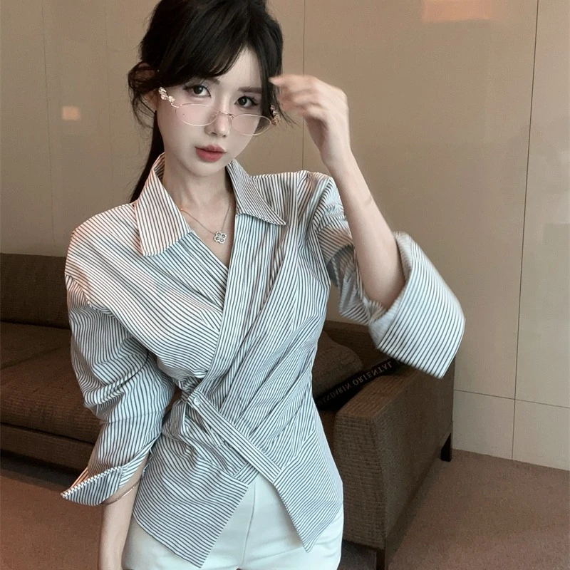 韩版设计感不规则斜扣收腰长袖条纹衬衫女显瘦气质短款时尚休闲