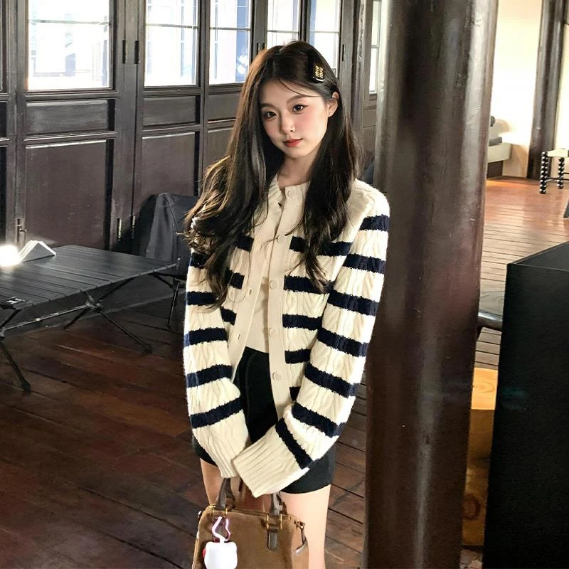 白色条纹毛衣女秋季穿搭2025新款高级感慵懒宽松韩系针织衫开 衫