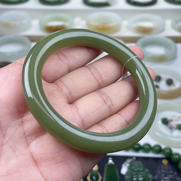 和田玉未镶嵌手镯