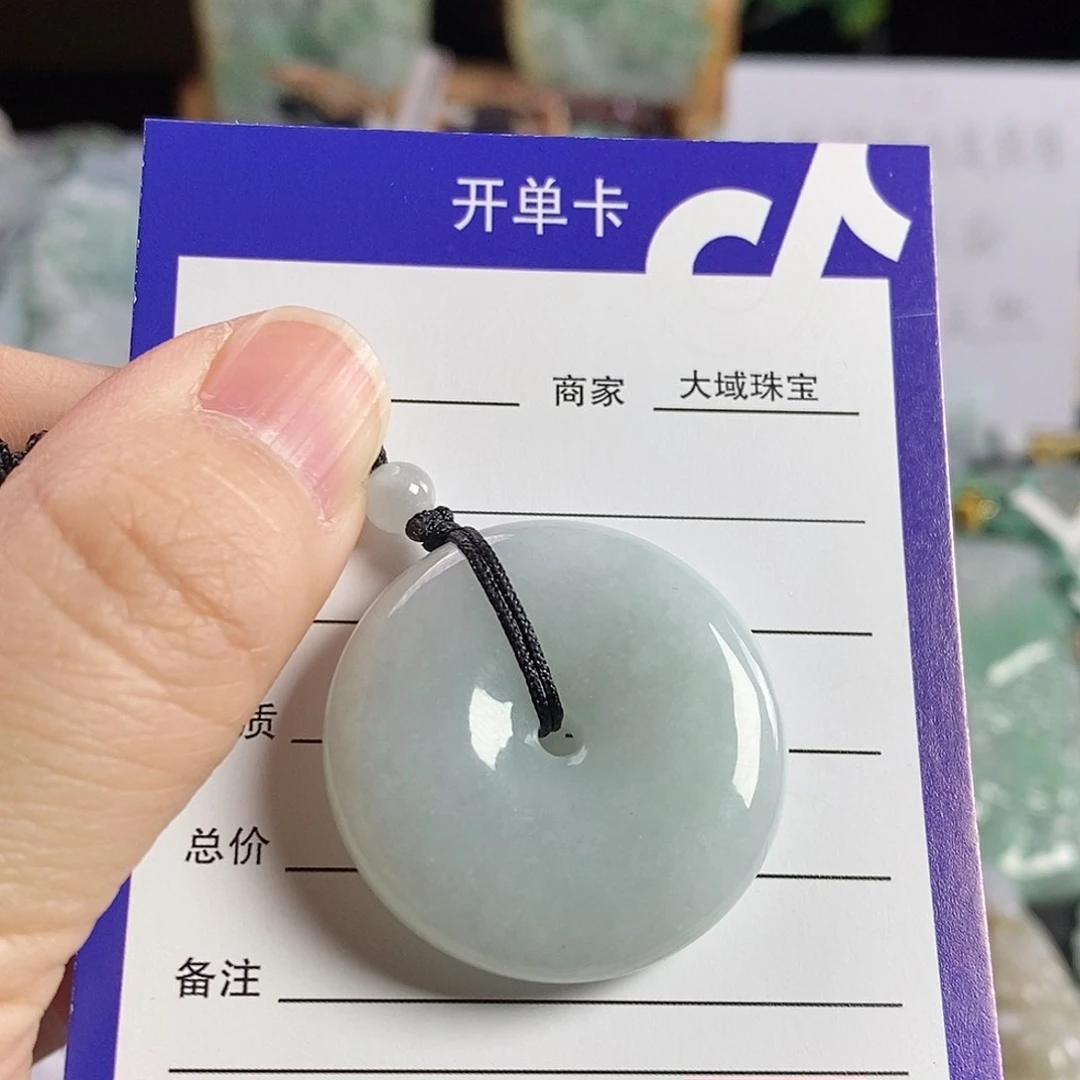 翡翠颈饰未镶嵌平安扣