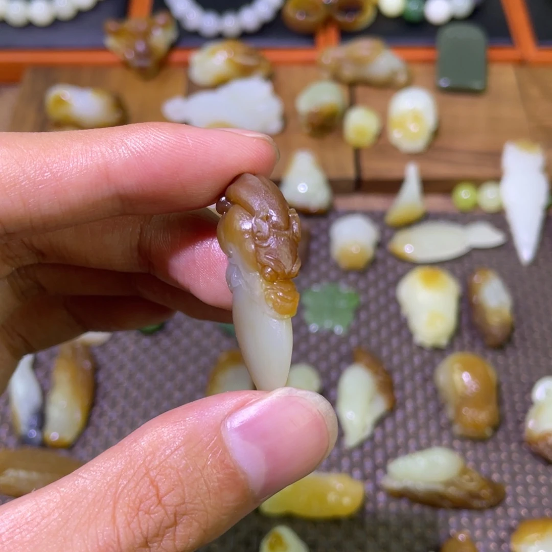 和田玉未镶嵌颈饰糖白龙牙吊坠