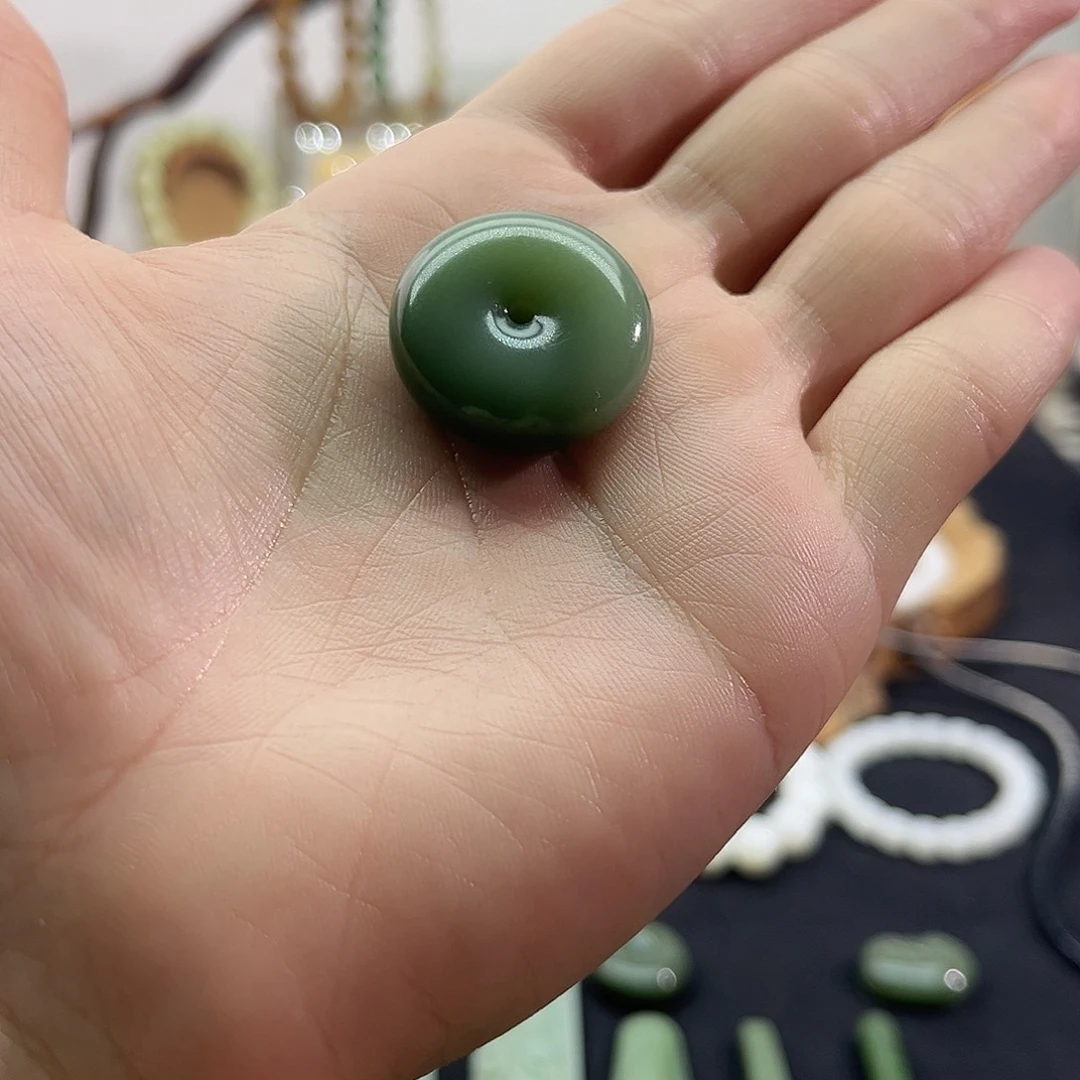 和田玉未镶嵌颈饰俄碧-粉青-平安扣