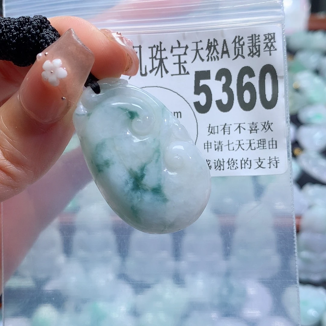 翡翠未镶嵌颈饰，