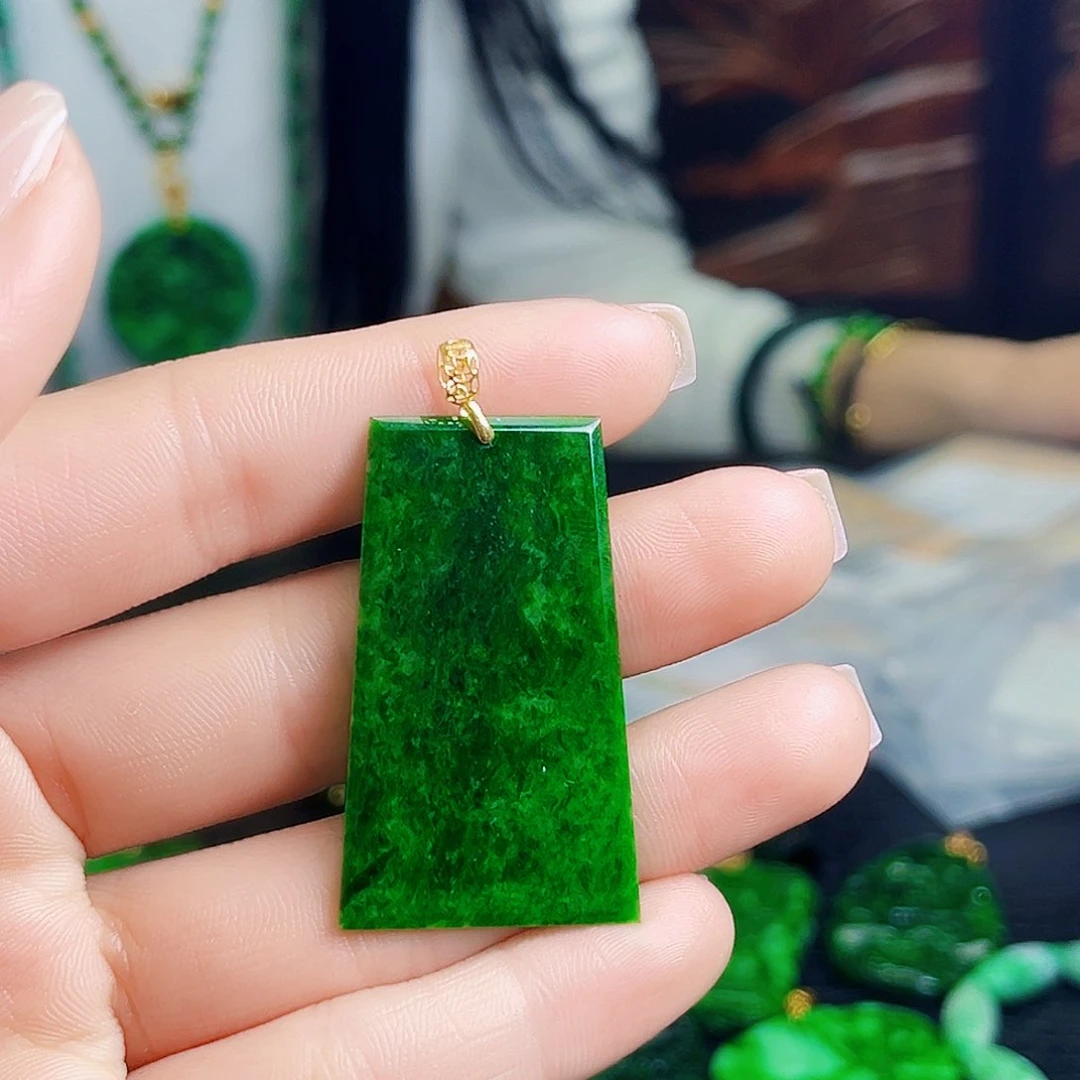 颈饰18K金镶嵌翡翠多样性