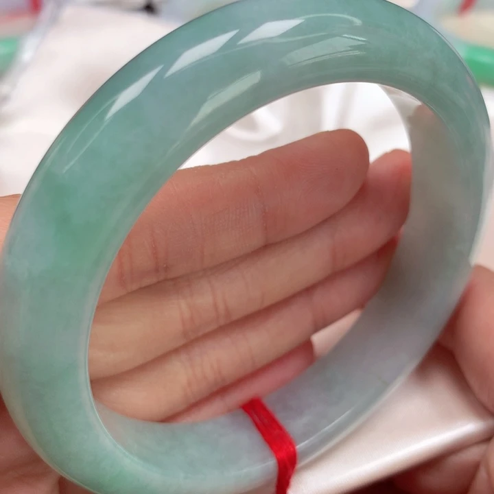 翡翠手镯未镶嵌冰满绿