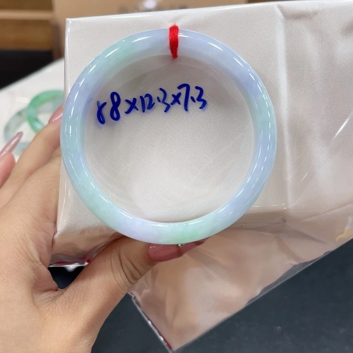 翡翠手镯未镶嵌翡翠