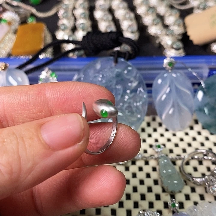 翡翠颈饰18K金镶嵌戒指