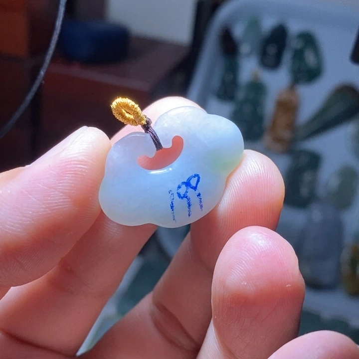 翡翠吊坠(赠链)未镶嵌好