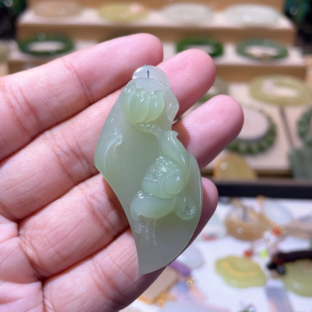 颈饰未镶嵌和田玉高品翠青荷花牌