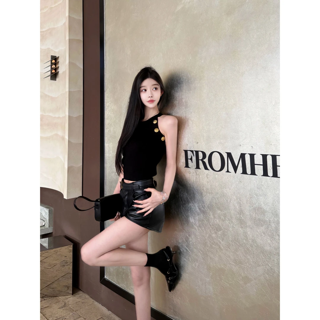 【Ula尤拉专属】修身显瘦立体感菱格纹金扣针织背心  B24230