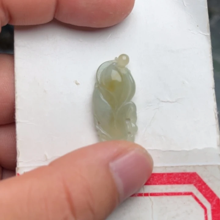 翡翠未镶嵌颈饰玉兰花