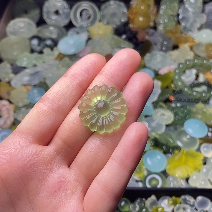 蛇纹石玉合金颈饰太阳花