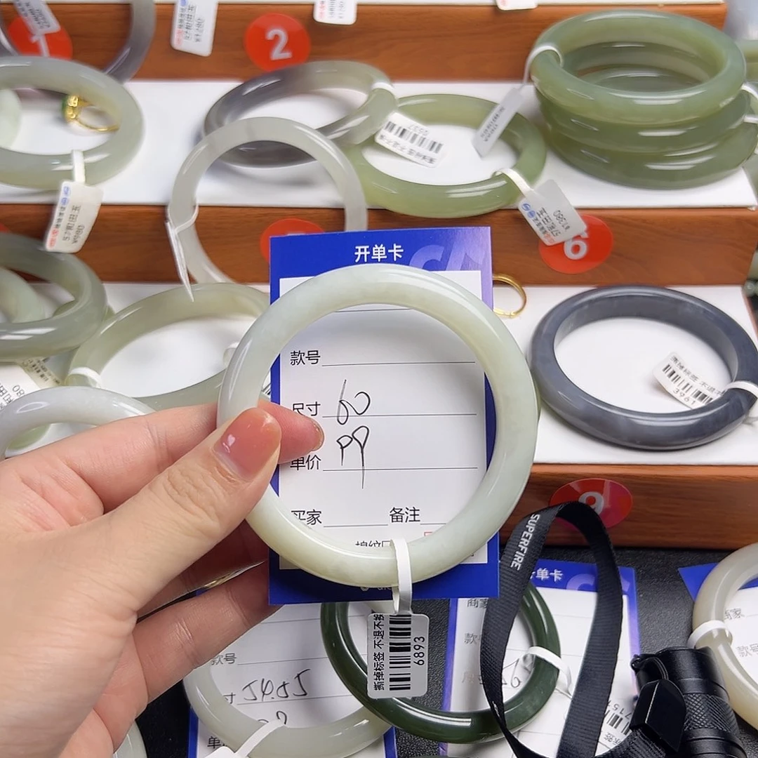 未镶嵌手镯和田玉家****）