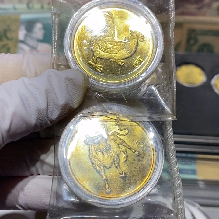英***色其他普通金属生肖纪念章两枚如图