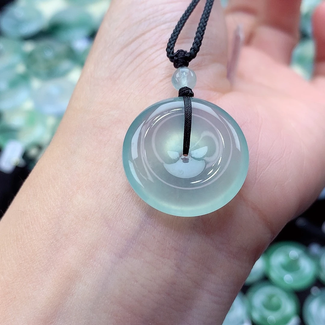 翡翠未镶嵌颈饰编号41。尺寸22.7-5.7