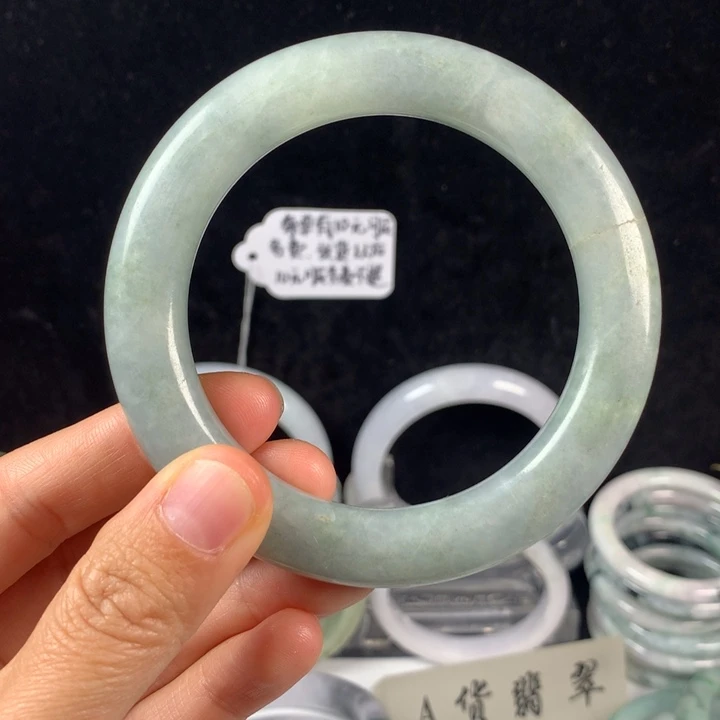 翡翠未镶嵌手镯60号。 58圈