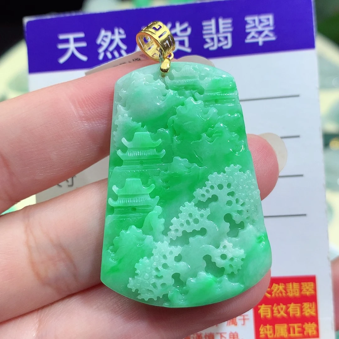 颈饰18K金镶嵌翡翠山水牌