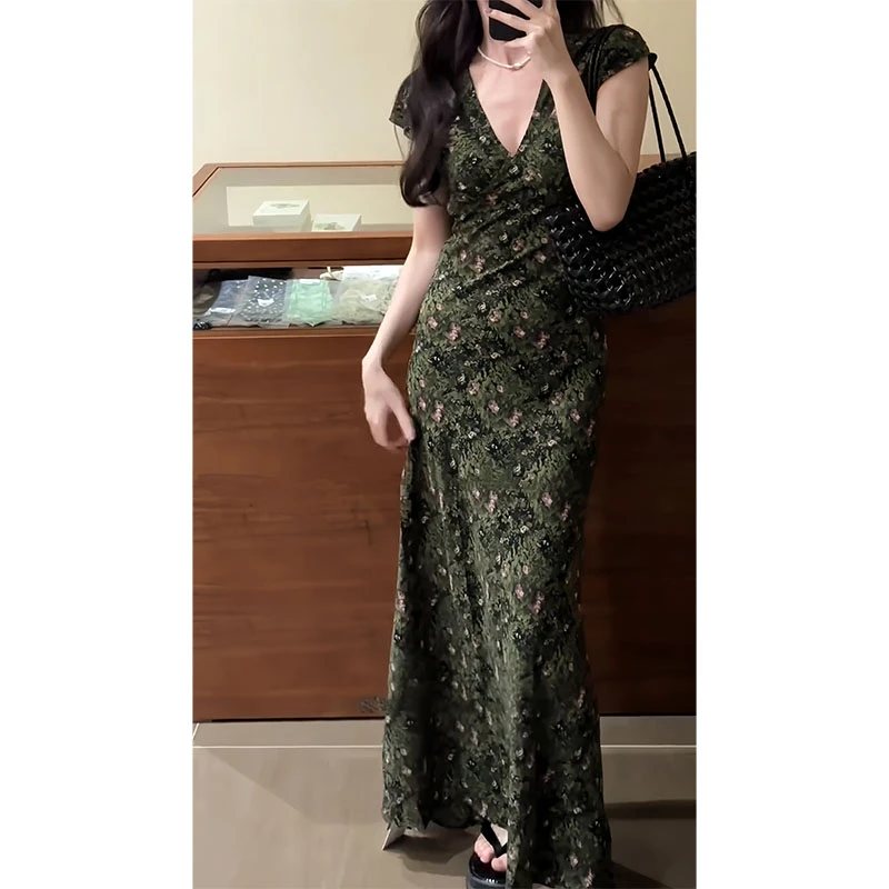 2025夏季新款修身显瘦气质时尚设计感高级简约风收腰包臀连衣裙女