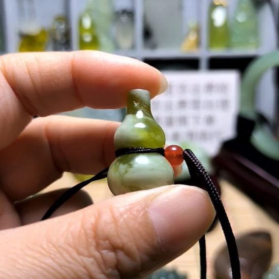 顽***石蛇纹石玉未镶嵌颈饰